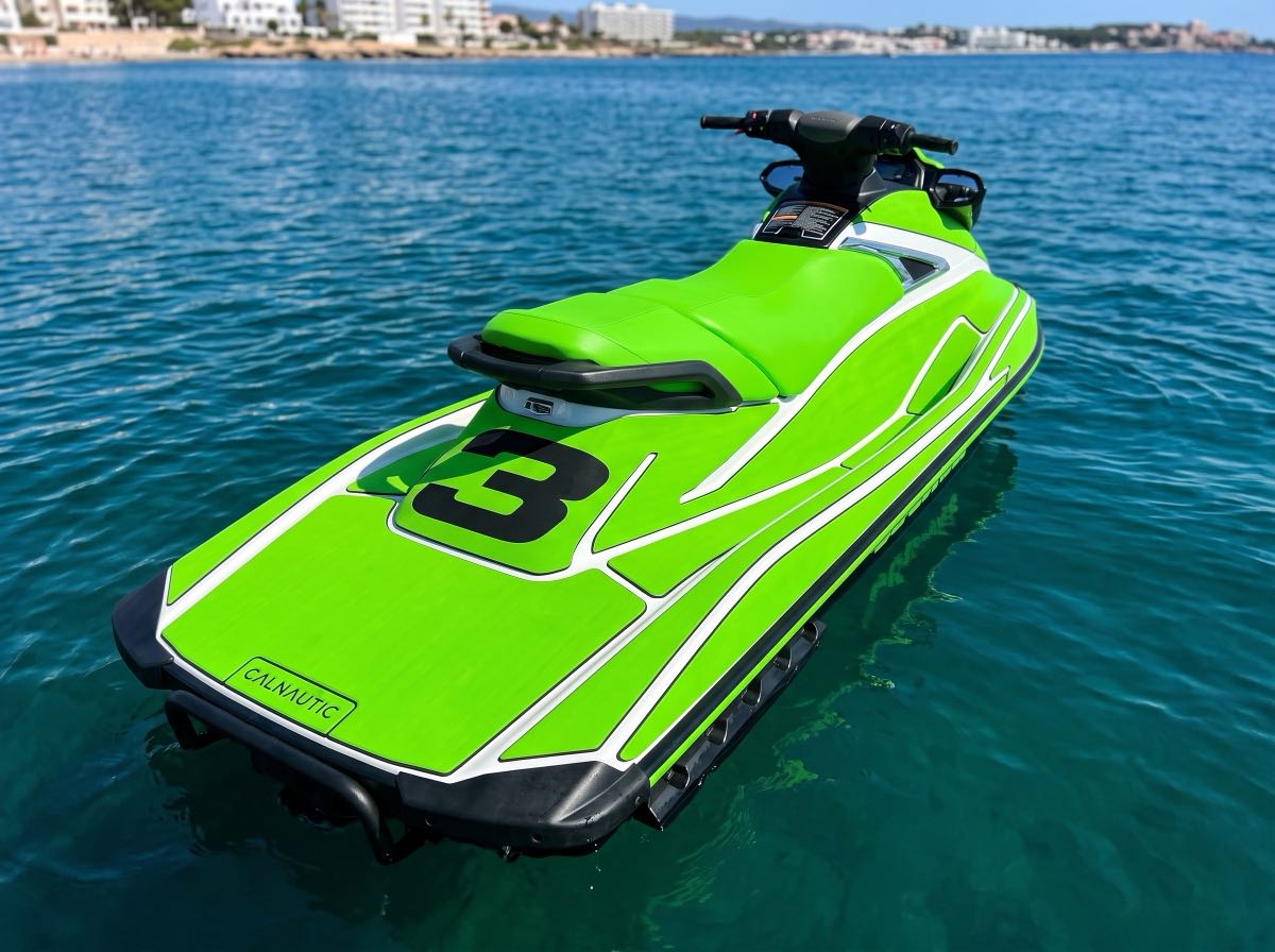 Moto de agua con cubierta de espuma marina navegando